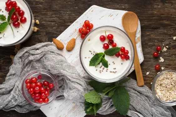 ۵ غذای فراسودمند برای سلامت روده و گوارش: راهنمای کامل 1 ماست یک غذای فراسودمند